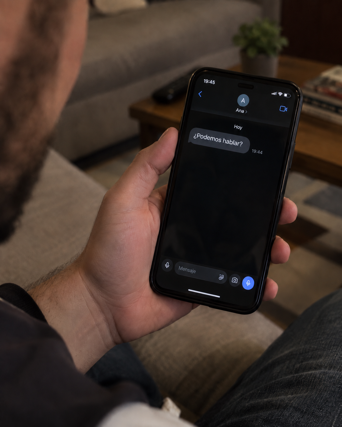 Celular con el mensaje ¿Podemos hablar?